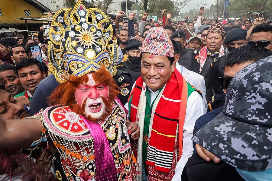 ಅಸ್ಸಾಂ ಮುಖ್ಯಮಂತ್ರಿ ಸರ್ವಾನಂದ ಸೋನೋವಾಲ್‌ ಅವರು ಬೆಂಬಲಿಗರ ಜತೆಗೆ ಬಂದು ಮಂಗಳವಾರ ನಾಮಪತ್ರ ಸಲ್ಲಿಸಿದರು ಪಿಟಿಐ ಚಿತ್ರ