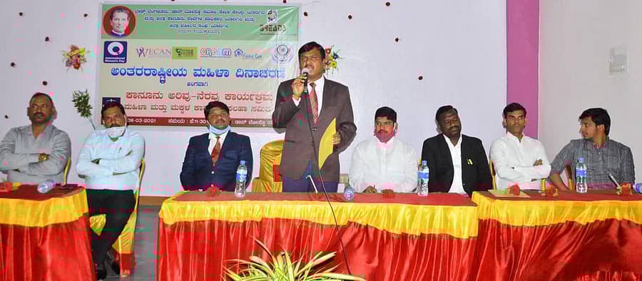 ಯಾದಗಿರಿಯ ಡಾನ್ ಬೋಸ್ಕೊ ಸಮಾಜ ಸೇವಾ ಕೇಂದ್ರದಲ್ಲಿ ಮಹಿಳಾ ದಿನಾಚರಣೆ ಅಂಗವಾಗಿ ನಡೆದ ಕಾನೂನು ಅರಿವು ನೆರವು ಕಾರ್ಯಕ್ರಮದಲ್ಲಿ ಹಿರಿಯ ಸಿವಿಲ್ ನ್ಯಾಯಾಧೀಶ ಪ್ರಕಾಶ ಅರ್ಜುನ ಬನಸೋಡೆ ಮಾತನಾಡಿದರು