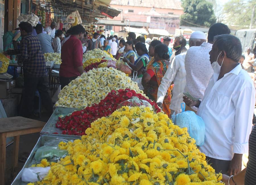 ಮಹಾ ಶಿವರಾತ್ರಿ ಹಬ್ಬದ ಹಿನ್ನೆಲೆಯಲ್ಲಿ ಕೋಲಾರದ ಹಳೆ ಬಸ್ ನಿಲ್ದಾಣದ ಹೂವಿನ ಮಾರುಕಟ್ಟೆಯಲ್ಲಿ ಬುಧವಾರ ವಹಿವಾಟು ಜೋರಾಗಿತ್ತು.