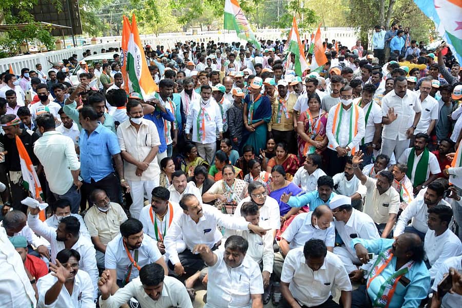 ಹಾಸನ ಜಿಲ್ಲಾಧಿಕಾರಿ ಕಚೇರಿ ಎದುರು ಕಾಂಗ್ರೆಸ್‌ ಕಾರ್ಯಕರ್ತರು ಹಾಗೂ ಮುಖಂಡರು ಪ್ರತಿಭಟನೆ ನಡೆಸಿದರು.