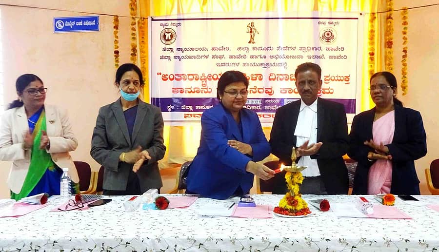 ಹಾವೇರಿಯ ಜಿಲ್ಲಾ ಕಾನೂನು ಸೇವೆಗಳ ಪ್ರಾಧಿಕಾರದ ಸಭಾಭವನದಲ್ಲಿ ಅಂತರರಾಷ್ಟ್ರೀಯ ಮಹಿಳಾ ದಿನಾಚರಣೆಯ ಅಂಗವಾಗಿ ಈಚೆಗೆ ಏರ್ಪಡಿಸಿದ್ದ ‘ಕಾನೂನು ಅರಿವು-ನೆರವು’ ಕಾರ್ಯಕ್ರಮವನ್ನು ನ್ಯಾಯಾಧೀಶರಾದ ಎಸ್.ಎಚ್. ರೇಣುಕಾದೇವಿ ಉದ್ಘಾಟಿಸಿದರು