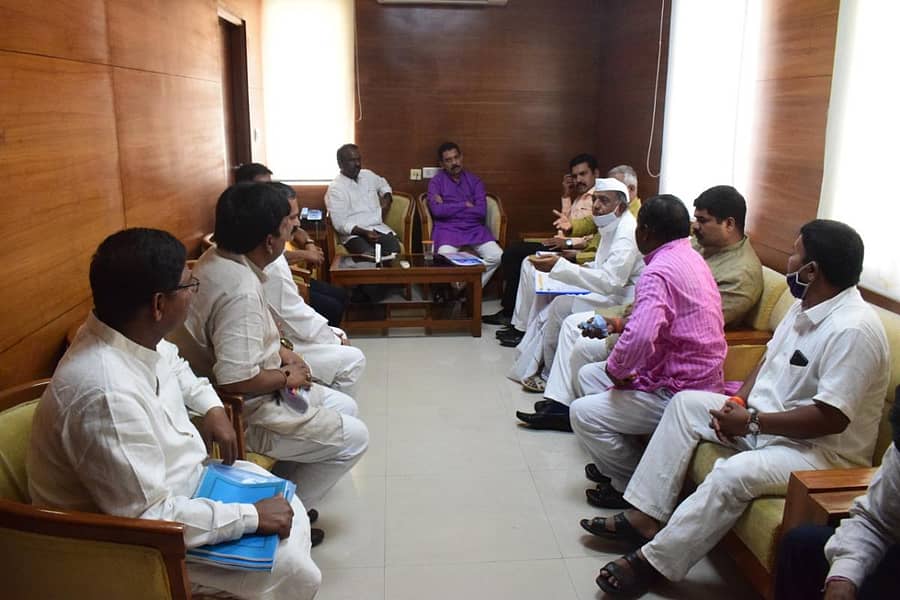 ಬೆಂಗಳೂರಿನಲ್ಲಿ ಬಿಜೆಪಿ ರಾಜ್ಯ ಘಟಕದ ಅಧ್ಯಕ್ಷ ನಳಿನ್‌ಕುಮಾರ್‌ ಕಟೀಲ್‌, ಉಪಾಧ್ಯಕ್ಷ ಬಿ.ವೈ.ರಾಘವೇಂದ್ರ ಮತ್ತು ಎನ್‌.ರವಿಕುಮಾರ್‌ ಅವರನ್ನು ಭೇಟಿ ಮಾಡಿ ಚರ್ಚಿಸಿದ ಸಿಂದಗಿ ಬಿಜೆಪಿ ಮುಖಂಡರು