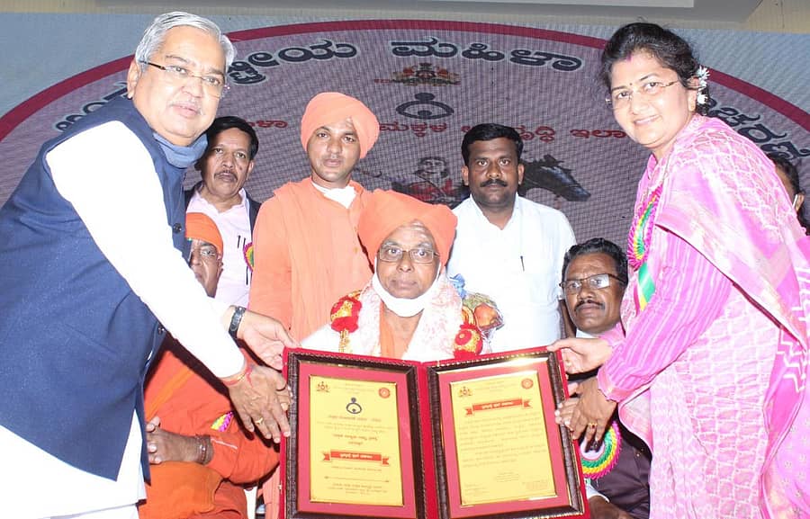 ಬೆಂಗಳೂರಿನ ಅರಮನೆ ಮೈದಾನದಲ್ಲಿ ಬುಧವಾರ ಭಾಲ್ಕಿ ಹಿರೇಮಠ ಸಂಸ್ಥಾನ ವಿದ್ಯಾಪೀಠಕ್ಕೆ ದೊರೆತ ‘ಮಕ್ಕಳ ಕಲ್ಯಾಣ ರಾಜ್ಯ ಪ್ರಶಸ್ತಿ’ಯನ್ನು ಡಾ.ಬಸವಲಿಂಗ ಪಟ್ಟದ್ದೇವರಿಗೆ ಉಪಮುಖ್ಯಮಂತ್ರಿ ಗೋವಿಂದ ಕಾರಜೋಳ, ಸಚಿವೆ ಶಶಿಕಲಾ ಜೊಲ್ಲೆ ಅವರು ಪ್ರದಾನ ಮಾಡಿದರು