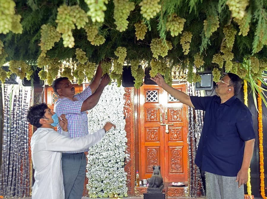 ಹನುಮಂತನಗರದ ಶ್ರೀ ಶೇಷ ಮಹಾ ಬಲಮುರಿ ಗಣಪತಿ ದೇವಸ್ಥಾನದಲ್ಲಿ ಶಿವರಾತ್ರಿ ಪ್ರಯುಕ್ತ ವಿಶೇಷ ಅಲಂಕಾರ ಮಾಡಲಾಯಿತು. ಕೆ.ಚಂದ್ರಶೇಖರ್ ಇದ್ದಾರೆ.