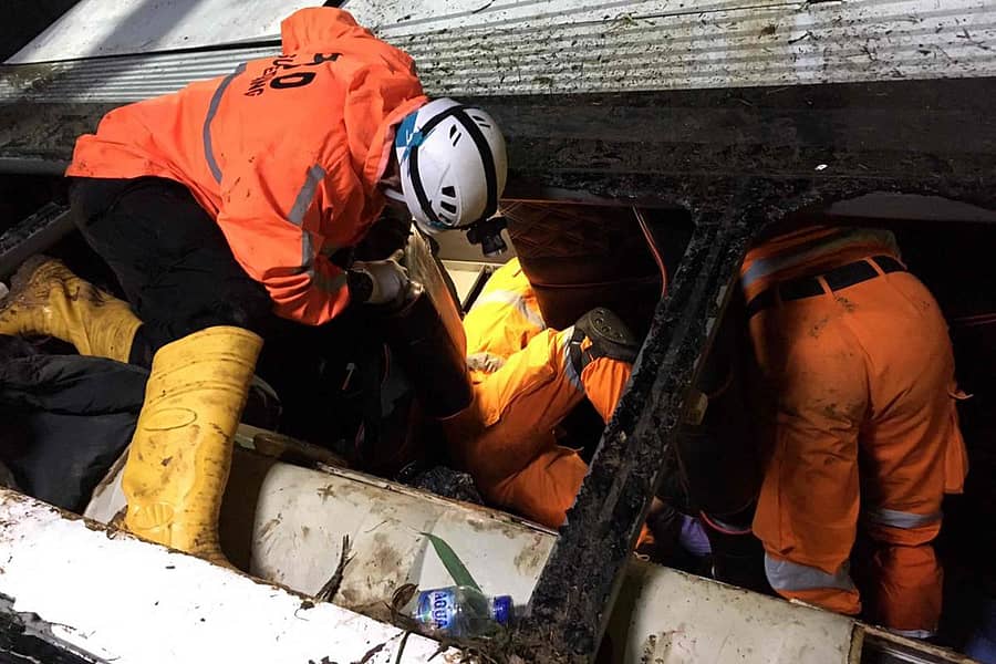 ಬಸ್ನೊಳಗಿನಿಂದ ಗಾಯಾಳುಗಳನ್ನು ಹೊರಗೆ ತೆಗೆಯುವ ಕಾರ್ಯಾಚರಣೆ ನಡೆಯಿತು