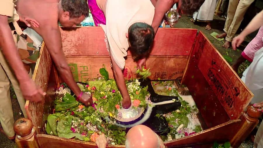 ಗೋಕರ್ಣದ ಪುರಾಣ ಪ್ರಸಿದ್ಧ ಶಿವನ ಆತ್ಮಲಿಂಗಕ್ಕೆ ಶಿವರಾತ್ರಿ ಅಂಗವಾಗಿ ಭಕ್ತರು ಗುರುವಾರ ಪೂಜೆ ಸಲ್ಲಿಸಿದರು.