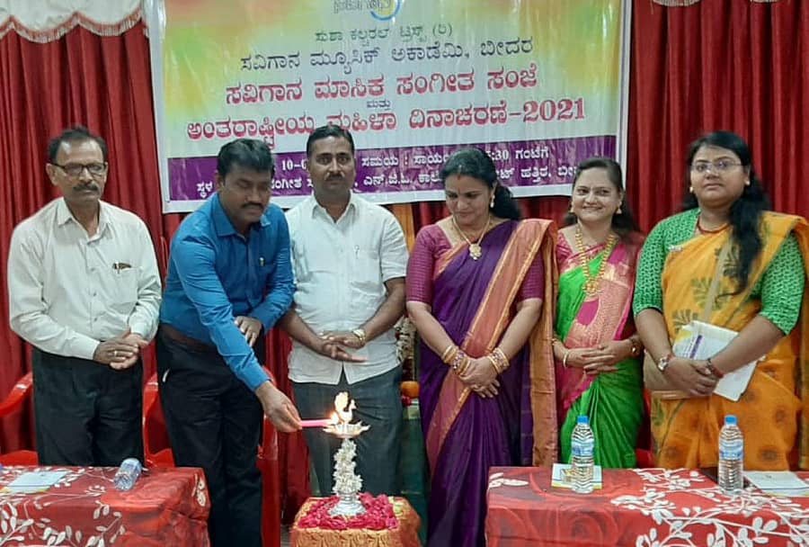 ಬೀದರ್ನ ಚಿಕ್ಕಪೇಟದಲ್ಲಿ ಆಯೋಜಿಸಿದ್ದ ಸವಿಗಾನ ಮಾಸಿಕ ಸಂಗೀತ ಸಂಜೆ ಕಾರ್ಯಕ್ರಮವನ್ನು ಕನ್ನಡ ಮತ್ತು ಸಂಸ್ಕೃತಿ ಇಲಾಖೆಯ ಸಹಾಯಕ ನಿರ್ದೇಶಕ ಸಿದ್ರಾಮ ಸಿಂಧೆ ಉದ್ಘಾಟಿಸಿದರು. ಅನಿಲಕುಮಾರ, ಸಂಜೀವಕುಮಾರ ಅತಿವಾಳೆ, ರಾಣಿ ಸತ್ಯಮೂರ್ತಿ, ಭಾನುಪ್ರಿಯಾ ಅರಳಿ ಹಾಗೂ ಸುನೀತಾ ಇದ್ದಾರೆ