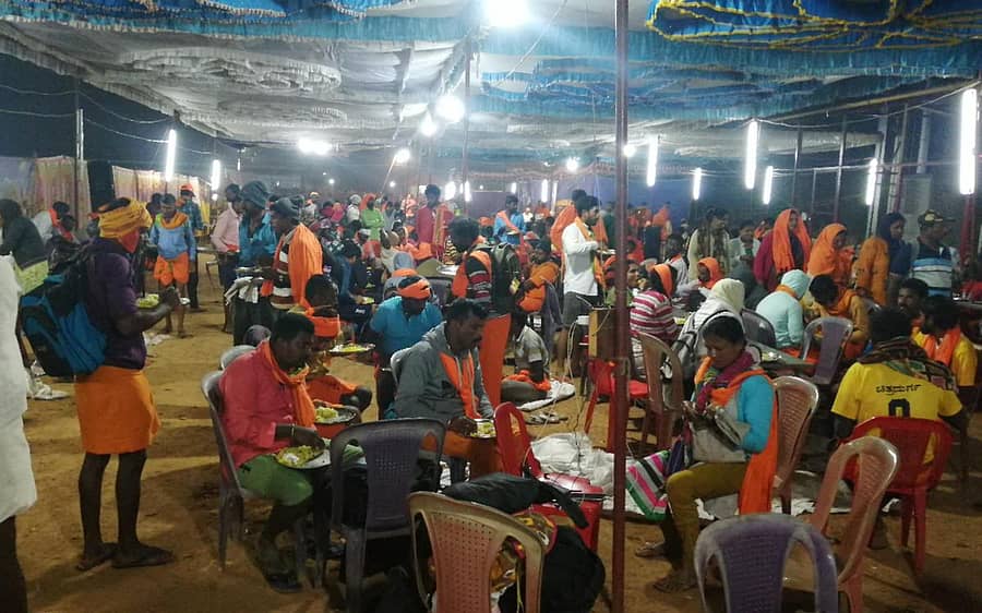 ಮೂಡಿಗೆರೆ ತಾಲ್ಲೂಕಿನ ನೀರುಗಂಡಿ ಬಳಿ ಧರ್ಮಸ್ಥಳಕ್ಕೆ ತೆರಳಿದ ಪಾದಯಾತ್ರಿಗಳಿಗೆ ತೆರದಿದ್ದ ಸೇವಾಕೇಂದ್ರದಲ್ಲಿ ವಿಶ್ರಾಂತಿ ಪಡೆದಿದ್ದ ಭಕ್ತರು.