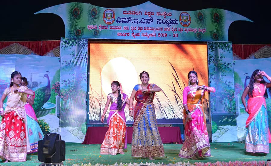 ವಾರ್ಷಿಕೋತ್ಸವ ಸಂಭ್ರಮದಲ್ಲಿ ವಿದ್ಯಾರ್ಥಿನಿಯರ ನೃತ್ಯದ ಸೊಬಗು