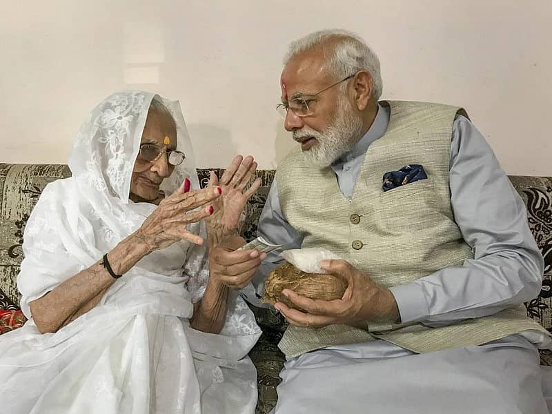 ತಾಯಿ ಹೀರಾಬೆನ್ ಜೊತೆಗೆ ಪ್ರಧಾನಿ ಮೋದಿ (ಸಂಗ್ರಹ ಚಿತ್ರ)