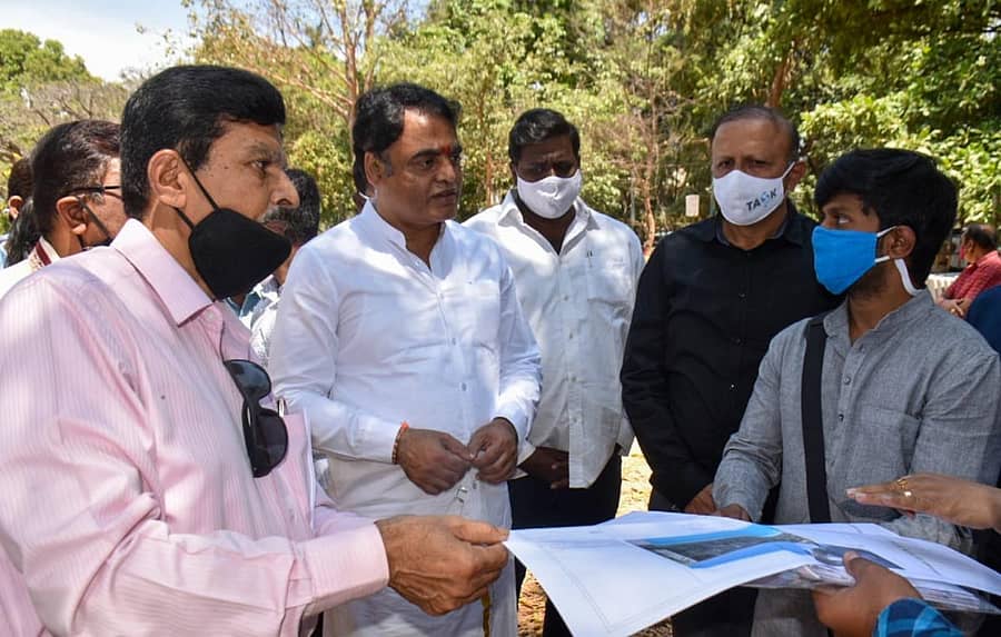 ಸ್ಯಾಂಕಿ ಕೆರೆ ಬಳಿ ಜಲಪಾತ ನಿರ್ಮಾಣಕ್ಕೆ ಸಂಬಂಧಿಸಿದಂತೆ ಡಾ.ಸಿ.ಎನ್. ಅಶ್ವತ್ಥನಾರಾಯಣ ಅವರು ಅಧಿಕಾರಿಗಳೊಂದಿಗೆ ಚರ್ಚೆ ನಡೆಸಿದರು