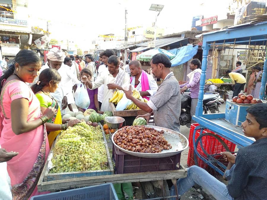 ಸೈದಾಪುರ ಪಟ್ಟಣದಲ್ಲಿ ಮಹಾ ಶಿವಾರಾತ್ರಿಯ ಜಾಗರಣೆ ದಿನವಾದ ಸೋಮವಾರ ಹಣ್ಣುಗಳ ವಹಿವಾಟು ಭರ್ಜರಿಯಾಗಿ ನಡೆಯಿತು