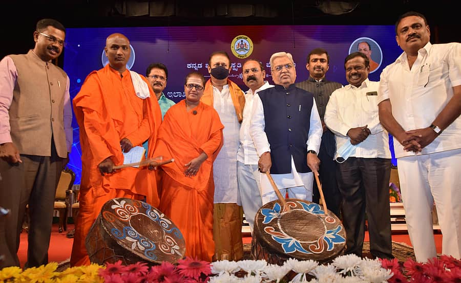 ಉಪ ಮುಖ್ಯಮಂತ್ರಿ ಗೋವಿಂದ ಕಾರಜೋಳ ಅವರು ನಗಾರಿ ಬಾರಿಸುವ ಮೂಲಕ ಕಾರ್ಯಕ್ರಮ ಉದ್ಘಾಟಿಸಿದರು. ಎಚ್. ವೆಂಕಟೇಶ್, ಬಸವಮೂರ್ತಿ ಮಾದಾರ ಚನ್ನಯ್ಯ ಸ್ವಾಮೀಜಿ, ಗುರುಮಾತಾ ನಂದತಾಯಿ, ಹನುಮಂತಪ್ಪ, ಶಾಸಕ ಉದಯ್ ಬಿ ಗರುಡಾಚಾರ್, ಜಿ.ಮರಿಸ್ವಾಮಿ, ಕನ್ನಡ ಮತ್ತು ಸಂಸ್ಕೃತಿ ಇಲಾಖೆ ನಿರ್ದೇಶಕ ಎಸ್. ರಂಗಪ್ಪ, ರಾಜ್ಯಸಭಾ ಸದಸ್ಯ ಎಲ್. ಹನುಮಂತಯ್ಯ, ವಿಧಾನ ಪರಿಷತ್ ಸದಸ್ಯ ಆರ್. ಧರ್ಮಸೇನ ಇದ್ದಾರೆ –ಪ್ರಜಾವಾಣಿ ಚಿತ್ರ