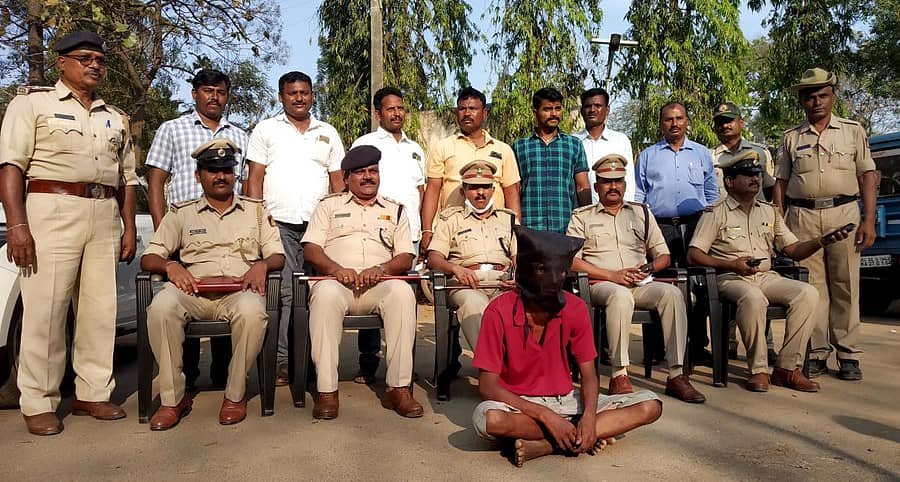 ಬಾಲಕನ ಕೊಲೆ ಪ್ರಕರಣಕ್ಕೆ ಸಂಬಂಧಿಸಿದಂತೆ ಹಾವೇರಿ ನಗರ ಠಾಣೆ ಪೊಲೀಸರು ಆರೋಪಿಯನ್ನು ಬಂಧಿಸಿದ್ದಾರೆ