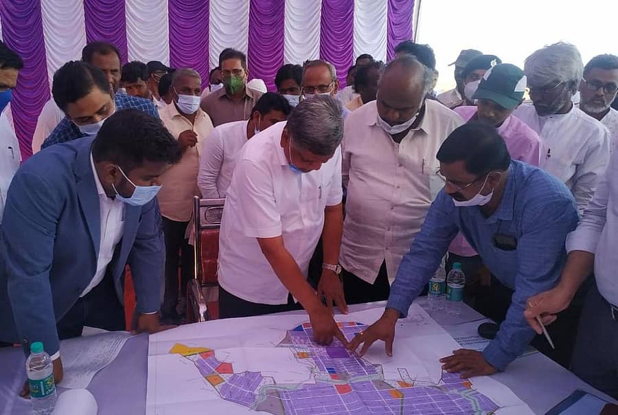 ಮುಳವಾಡ ಕೈಗಾರಿಕಾ ಪ್ರದೇಶಕ್ಕೆ ಬೃಹತ್ ಮತ್ತು ಮಧ್ಯಮ ಕೈಗಾರಿಕಾ ಸಚಿವ ಜಗದೀಶ್ ಶೆಟ್ಟರ್ ಶುಕ್ರವಾರ ಭೇಟಿ ನೀಡಿ, ಅಧಿಕಾರಿಗಳಿಂದ ಮಾಹಿತಿ ಪಡೆದರು