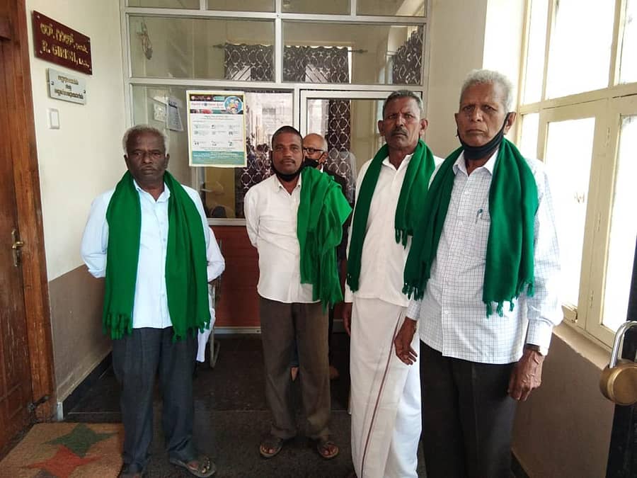 ರಾಜ್ಯ ರೈತ ಸಂಘ ಹಾಗೂ ಹಸಿರು ಸೇನೆ ವತಿಯಿಂದ ಜಿಲ್ಲಾಧಿಕಾರಿಗೆ ಮನವಿ ಸಲ್ಲಿಸಲು ಕಚೇರಿಗೆ ಬಂದಿದ್ದ ರೈತ ಮುಖಂಡರು