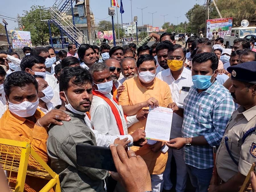 ಭಾಲ್ಕಿಯಲ್ಲಿ ಶುಕ್ರವಾರ ಬಿಜೆಪಿ ಮುಖಂಡರು ತಾಲ್ಲೂಕಿನಲ್ಲಿ ಸರ್ಕಾರದಿಂದ ಮಂಜೂರಾದ ವಿವಿಧ ಯೋಜನೆಗಳ ಅನುಷ್ಠಾನದಲ್ಲಿ ಶಾಸಕ ಈಶ್ವರ ಖಂಡ್ರೆ ಶಿಷ್ಟಾಚಾರ ಉಲ್ಲಂಘನೆ ಮಾಡುತ್ತಿದ್ದಾರೆ ಎಂದು ಆರೋಪಿಸಿ ತಹಶೀಲ್ದಾರ್‌ ಅಣ್ಣಾರಾವ್‌ ಪಾಟೀಲರಿಗೆ ದೂರು ಸಲ್ಲಿಸಿದರು