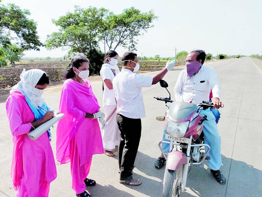 ಕಮಲನಗರ ಚೆಕ್ಪೋಸ್ಟ್ನಲ್ಲಿ ಮಹಾರಾಷ್ಟ್ರದಿಂದ ಜಿಲ್ಲೆಗೆ ಬೈಕ್ ಮೇಲೆ ಬಂದ ಸವಾರನನ್ನು ಥರ್ಮಲ್ ಸ್ಕ್ರೀನಿಂಗ್ಗೆ ಒಳಪಡಿಸಿದ ಸಿಬ್ಬಂದಿ