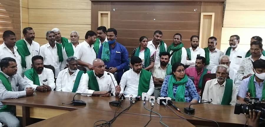 ಬೆಳಗಾವಿಯ ಪ್ರವಾಸಿ ಮಂದಿರದಲ್ಲಿ ಶನಿವಾರ ರೈತ ಸಂಘದ ಪದಾಧಿಕಾರಿಗಳ ಸಭೆ ನಡೆಯಿತು