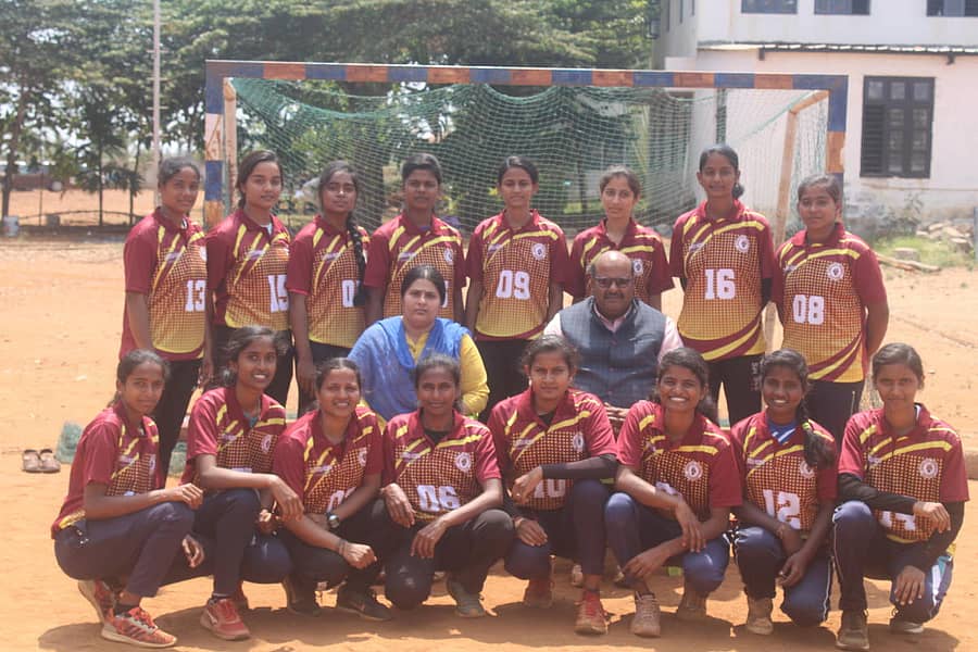 ರಾಷ್ಟ್ರೀಯ ಚಾಂಪಿಯನ್‌ಷಿಪ್‌ಗೆ ಕರ್ನಾಟಕ ಮಹಿಳಾ ಹ್ಯಾಂಡ್‌ಬಾಲ್ ತಂಡ: (ನಿಂತವರು–ಎಡದಿಂದ) ವಿಜಯಲಕ್ಷ್ಮೀ ಬಸನಗೌಡರ, ನಿವೇದಿತಾ ಸಾಹು, ಸ್ವಾತಿ ವೀಣಾ, ವೀಣಾ ಪಿ.ಎ, ಸುಹಾನ ಜಂಬಗಿ, ಸುಚಿತ್ರಾ ಎಸ್‌. ಮುದ್ದೆಮ್ಮನವರ, ಋತುಜಾ ಪಾಟೀಲ, ಸುಪ್ರಿನಾ ಎಸ್‌.ಪಿ. (ಕುಳಿತವರು) ಸಂಗೀತಾ ಟಿ, ಸುಷ್ಮಾ ಎಂ, ರಜನಿ ಜೆ, ಶಿಲ್ಪಾ ಎಸ್‌.ಕೆ, ಮೇಘಾ ಚಮಕೇರಿ, ಸುಮಲತಾ ಆರ್‌.ಕೆ, ಸುಮಾ ಎಸ್‌. ಹಲ್ಲಳ್ಕರ್‌, ಚಂದ್ರಕಲಾ ಎಸ್‌.ಗುಂಡಪ‍್ಪಲವರ. ಮ್ಯಾನೇಜರ್‌: ಸುಹಾಸಿನಿ ಪಿ.ಎಸ್‌, ಕೋಚ್: ಕೆ.ರಾಘವೇಂದ್ರ.