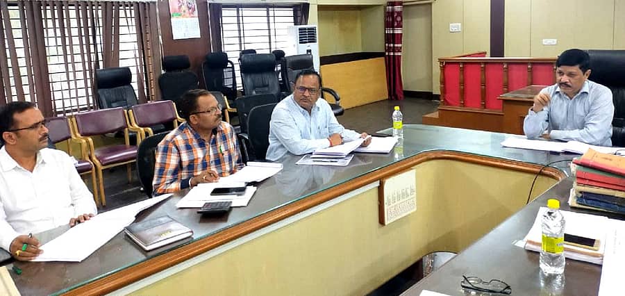 ಹಾವೇರಿ ಜಿಲ್ಲಾಧಿಕಾರಿ ಕಚೇರಿ ಸಭಾಂಗಣದಲ್ಲಿ ಹೆಚ್ಚುವರಿ ಜಿಲ್ಲಾಧಿಕಾರಿ ಎಸ್.ಯೋಗೇಶ್ವರ ಅವರು ಜಿಲ್ಲೆಯ ನಗರ ಸ್ಥಳೀಯ ಸಂಸ್ಥೆಗಳ ಮುಖ್ಯಾಧಿಕಾರಿಗಳ ಸಭೆ ನಡೆಸಿದರು