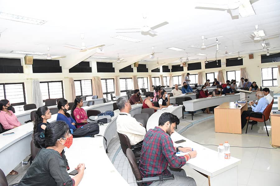 ಮಾಹೆಯ ಗಾಂಧಿಯನ್ ಸೆಂಟರ್ ಫಾರ್ ಫಿಲಾಸಫಿಕಲ್ ಆರ್ಟ್ಸ್ ಅಂಡ್ ಸೈನ್ಸ್ ಆಯೋಜಿಸಿದ್ದ ‘ಜಾಗತಿಕ ರಾಜಕೀಯ ಮತ್ತು ಅಹಿಂಸೆ’ ಕುರಿತ ಚರ್ಚೆಯಲ್ಲಿ ಹಿರಿಯ ಭೂ-ರಾಜಕೀಯ ವಿಶ್ಲೇಷಕ ಪ್ರೊ.ಎಂ.ಡಿ.ನಳಪತ್ ಮಾತನಾಡಿದರು.