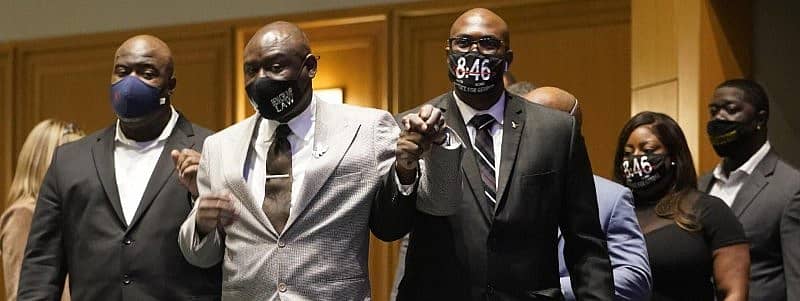 ಜಾರ್ಜ್‌ ಫ್ಲಾಯ್ಡ್‌ ಹತ್ಯೆಗೆ ಸಂಬಂಧಿಸಿದಂತೆ ನಡೆದ ಪರಿಹಾರ ಮೊತ್ತದ ಸಭೆಯ ಮಾಹಿತಿ ನೀಡಿದ ಫ್ಲಾಯ್ಡ್‌ ಕುಟುಂಬದ ಅಟಾರ್ನಿ ಬೆನ್‌ ಕ್ರಂಪ್‌ ಮತ್ತು ಫ್ಲಾಯ್ಡ್‌ ಸಹೋದರರು