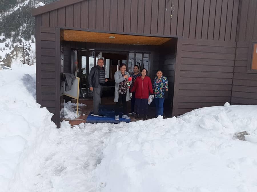 ಸತತ ಹಿಮಪಾತದಿಂದಾಗಿ ಕಾಶ್ಮೀರದ ಹೋಟೆಲ್ನಲ್ಲಿ ಸಿಲುಕಿದ್ದ ಹುಬ್ಬಳ್ಳಿಯ ಎಂಟು ಹಾಗೂ ಹೊಸಪೇಟೆಯ ಇಬ್ಬರು ಪ್ರವಾಸಿಗರು