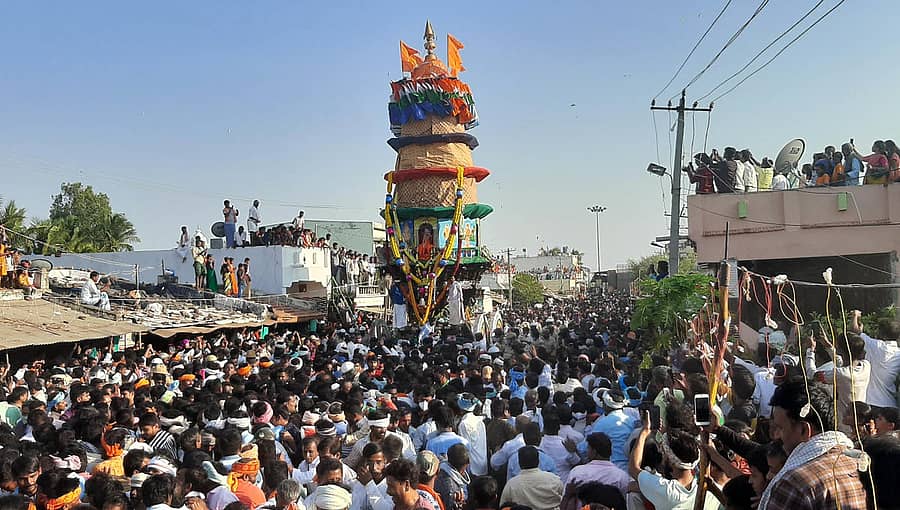 ಹೂವಿನಹಡಗಲಿ ತಾಲ್ಲೂಕು ಕುರುವತ್ತಿ ಸುಕ್ಷೇತ್ರದಲ್ಲಿ ಬಸವೇಶ್ವರ ಮತ್ತು ಮಲ್ಲಿಕಾರ್ಜುನ ಸ್ವಾಮಿಯ ರಥೋತ್ಸವ ಶನಿವಾರ ವಿಜೃಂಭಣೆಯಿಂದ ಜರುಗಿತು