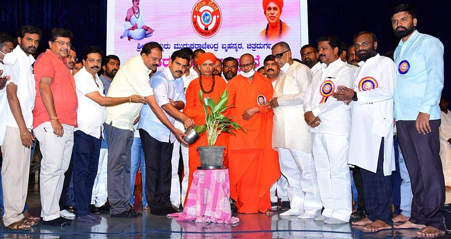 ಚಿತ್ರದುರ್ಗದ ಮುರುಘಾ ಮಠದಲ್ಲಿ ಭಾನುವಾರ ಏರ್ಪಡಿಸಿದ್ದ ಸಮಾರಂಭವನ್ನು ಬಿಜೆಪಿ ರಾಜ್ಯ ಉಪಾಧ್ಯಕ್ಷ ಬಿ.ವೈ.ವಿಜಯೇಂದ್ರ ಉದ್ಘಾಟಿಸಿದರು. ಬಿಜೆಪಿ ಮುಖಂಡ ಕೆ.ಎಸ್‌.ನವೀನ್, ಪಟೇಲ್ ಶಿವಕುಮಾರ್, ಶಿವಮೂರ್ತಿ ಮುರುಘಾ ಶರಣರು, ಬಸವಮೂರ್ತಿ ಮಾದಾರ ಚನ್ನಯ್ಯ ಸ್ವಾಮೀಜಿ, ಶಾಸಕರಾದ ಜಿ.ಎಚ್.ತಿಪ್ಪಾರೆಡ್ಡಿ, ಟಿ.ರಘುಮೂರ್ತಿ ಇದ್ದಾರೆ.