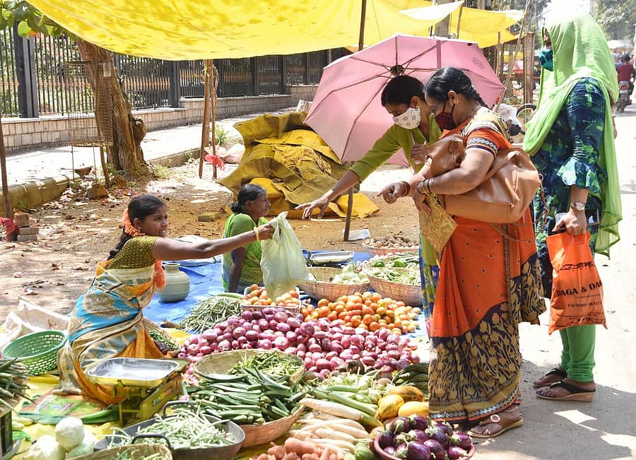 ಶಿವಮೊಗ್ಗ ಮಹಾನಗರ ಪಾಲಿಕೆ ಕಚೇರಿ ಪಕ್ಕದ ರಸ್ತೆ ಬದಿ ತರಕಾರಿ ಮಾರಾಟ ಮಾಡುತ್ತಿರುವ ಬೀದಿಬದಿ ವ್ಯಾಪಾರಿಗಳು. ಪ್ರಜಾವಾಣಿ ಚಿತ್ರ/ಶಿವಮೊಗ್ಗ ನಾಗರಾಜ್