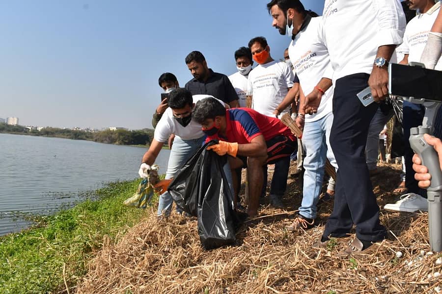 ಸ್ಥಳೀಯ ನಿವಾಸಿಗಳು ಮಡಿವಾಳ ಕೆರೆಯ ಪ್ರದೇಶದಲ್ಲಿ ಸ್ವಚ್ಛತಾ ಕಾರ್ಯ ನಡೆಸಿದರು
