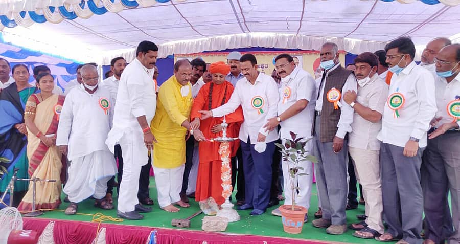 ಮುಂಡರಗಿಯಲ್ಲಿ ಭಾನುವಾರ ಭೋವಿ ಸಮಾಜ ಹಮ್ಮಿಕೊಂಡಿದ್ದ ಸಿದ್ಧರಾಮೇಶ್ವರ ಜಯಂತಿ ಹಾಗೂ ಜಿಲ್ಲಾ ಭೋವಿ ಸಮಾಜದ ಸಮಾವೇಶವನ್ನು ಸಚಿವ ಅರವಿಂದ ಲಿಂಬಾವಳಿ ಉದ್ಘಾಟಿಸಿದರು