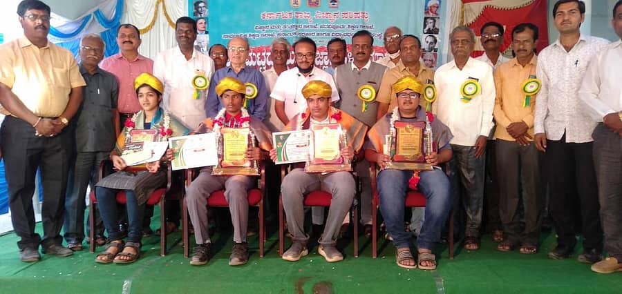 ಸೈದಾಪುರದಲ್ಲಿ ಭಾನುವಾರ ನಡೆದ ರಾಜ್ಯಮಟ್ಟದ ಯುವ ವಿಜ್ಞಾನಿಗಳ ಸಮಾವೇಶದಲ್ಲಿ ಯಶಸ್ವಿ ಶೆಟ್ಟಿ, ವೈ.ಹಿ.ಯೋಗಪ್ರಿಯ, ಸುಮೇಧ ಎಸ್.ಎಸ್ ಮತ್ತು ಕಾರ್ತಿಕ ಮೋಹನಲಾಲ್ ಅವರಿಗೆ ಯುವ ವಿಜ್ಞಾನಿ ಪ್ರಶಸ್ತಿ ಪ್ರದಾನ ಮಾಡಲಾಯಿತು