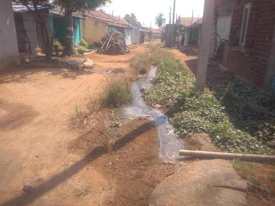 ಚರಂಡಿ ಇಲ್ಲದೇ ಕೊಳಚೆ ನೀರು ರಸ್ತೆಯಲ್ಲೇ ಹರಿಯುತ್ತಿರುವುದು