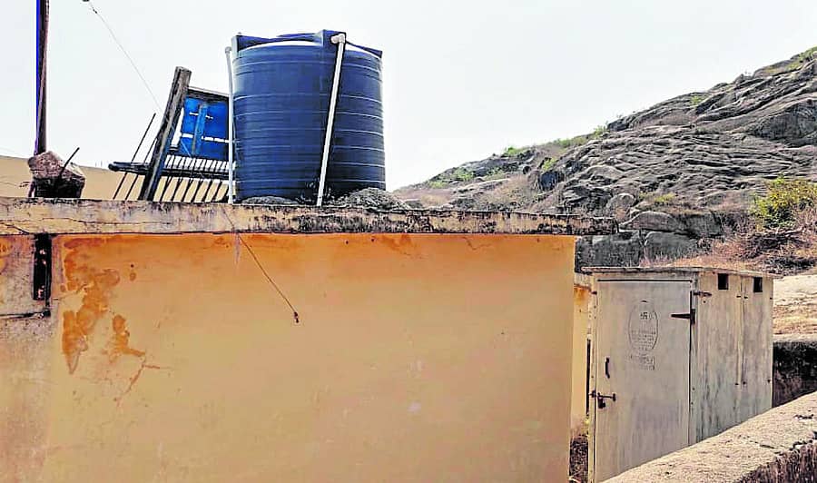 ಚಿಂಚಲಿ ಗ್ರಾಮದಲ್ಲಿನ ಅಂಗನವಾಡಿ ಕೇಂದ್ರದ ನೀರಿನ ಟ್ಯಾಂಕ್‌ ಹಾಳಾಗಿರುವುದು