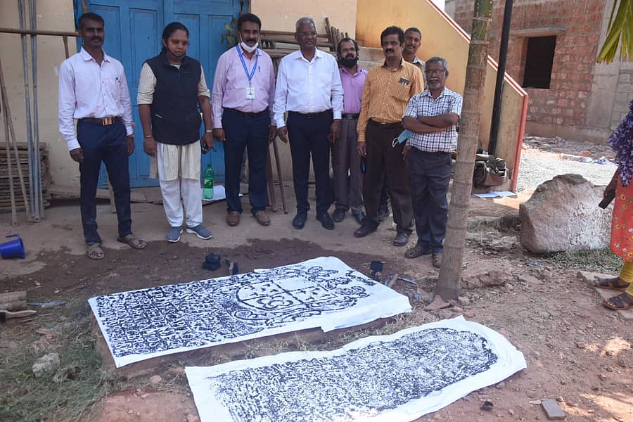 ಮಂಗಳೂರಿನಲ್ಲಿ ಪತ್ತೆಯಾಗಿರುವ ಎರಡು ಶಾಸನಗಳ ಪಡಿಯಚ್ಚು ತಯಾರಿಸಲಾಯಿತು. ಶಾಸನ ತಜ್ಞರು ಪರಿಶೀಲನೆ ನಡೆಸಿದರು.