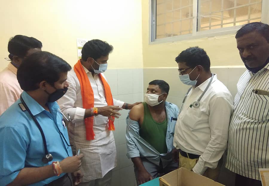 ಲಸಿಕೆ ಹಾಕುವ ಕಾರ್ಯಕ್ರಮಕ್ಕೆ ಸಂಸದ ಎಸ್.ಮುನಿಸ್ವಾಮಿ ಚಾಲನೆ ನೀಡಿದರು