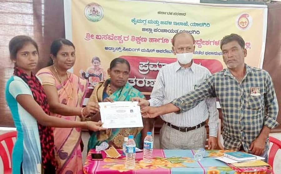 ಕೆಂಭಾವಿಯಲ್ಲಿ ನಡೆದ ಕಾರ್ಯಕ್ರಮದಲ್ಲಿ ಮಹಿಳೆಯರಿಗೆ ಪ್ರಮಾಣ ಪತ್ರ ವಿತರಿಸಲಾಯಿತು