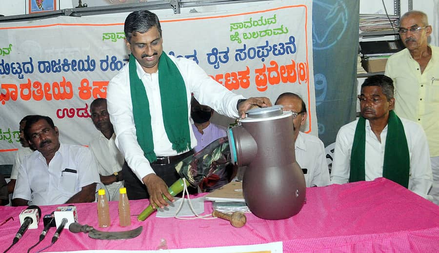 ‘ಕಲ್ಪರಸ’ ಸಂಗ್ರಹಿಸುವ ವಿಧಾನದ ಕುರಿತು ಭಾರತೀಯ ಕಿಸಾನ್ ಸಂಘದ ಪ್ರಧಾನ ಕಾರ್ಯದರ್ಶಿ ಸತ್ಯನಾರಾಯಣ ಉಡುಪ ಪ್ರಾತ್ಯಕ್ಷಿಕೆ ನೀಡಿದರು.