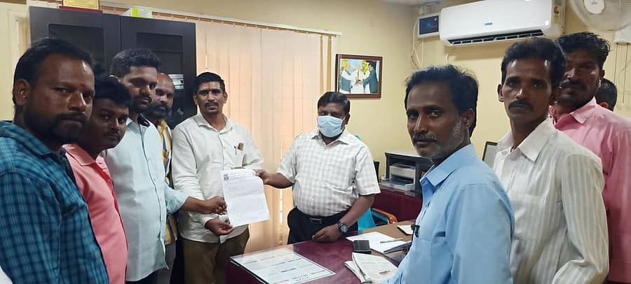 ವಿಜಯನಗರ ಸ್ಮಾರಕ ಸಂಸ್ಕೃತಿ ಸಂರಕ್ಷಣಾ ಸೇನೆಯ ಮುಖಂಡರು ಮಂಗಳವಾರ ಹೊಸಪೇಟೆ ತಾಲ್ಲೂಕಿನ ಕಮಲಾಪುರದಲ್ಲಿ ಭಾರತೀಯ ಪುರಾತತ್ವ ಸರ್ವೇಕ್ಷಣ ಇಲಾಖೆಯ ಹಂಪಿ ವೃತ್ತದ ಡೆಪ್ಯುಟಿ ಸೂಪರಿಟೆಂಡೆಂಟ್ ಪಿ. ಕಾಳಿಮುತ್ತು ಅವರಿಗೆ ಮನವಿ ಪತ್ರ ಸಲ್ಲಿಸಿದರು