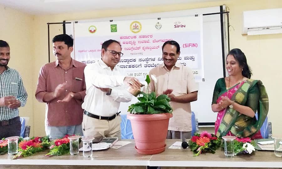 ದೇವಿಹೊಸೂರ ಗ್ರಾಮದ ಲಿಂಗರಾಜ ಶಿರಸಂಗಿ ಡಿ.ಎ.ಟಿ.ಸಿ.ಯಲ್ಲಿ ಮಂಗಳವಾರ ಏರ್ಪಡಿಸಿದ್ದ ತರಬೇತಿ ಕಾರ್ಯಕ್ರಮವನ್ನು ಜಂಟಿ ಕೃಷಿ ನಿರ್ದೇಶಕ ಮಂಜುನಾಥ ಉದ್ಘಾಟಿಸಿದರು