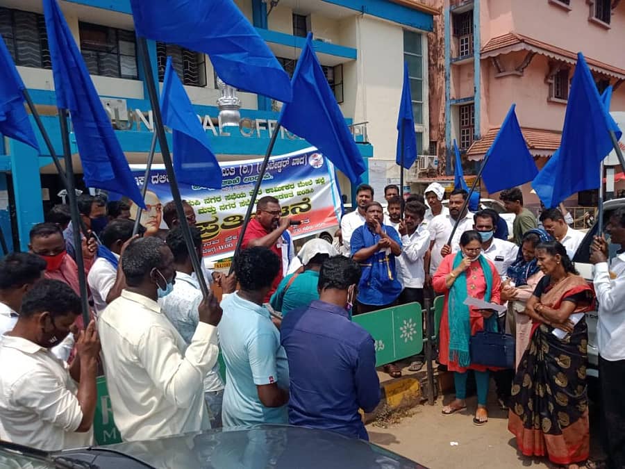 ಉಡುಪಿ: ನಗರಸಭೆ ಸ್ವಚ್ಛತಾ ಕಾರ್ಮಿಕನ ಮೇಲಿನ ಹಲ್ಲೆ ಖಂಡಿಸಿ ಹಾಗೂ ಹಲ್ಲೆ ಸಂತ್ರಸ್ತನ ಪರ ನಿಲ್ಲಲು ಮೀನಮೇಷ ಎಣಿಸಿದ ನಗರಸಭೆ ಅಧಿಕಾರಿಗಳ ವಿರುದ್ಧ ದಲಿತ ಸಂಘರ್ಷ ಸಮಿತಿ ಸದಸ್ಯರು ಮಂಗಳವಾರ ನಗರಸಭೆಯ ಎದುರು ಪ್ರತಿಭಟನೆ ನಡೆಸಿದರು.