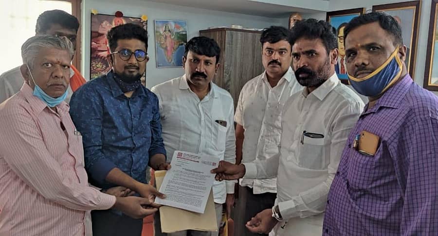 ಎಲ್ಐಸಿ ಖಾಸಗೀಕರಣಗೊಳಿಸದಂತೆ ಒತ್ತಾಯಿಸಿ ಭಾರತೀಯ ಜೀವ ವಿಮಾ ಶಾಖೆ ಜಿಲ್ಲಾ ಸಂಘದ ಪದಾಧಿಕಾರಿಗಳು ಕೋಲಾರದಲ್ಲಿ ಮಂಗಳವಾರ ಸಂಸದ ಎಸ್.ಮುನಿಸ್ವಾಮಿ ಅವರಿಗೆ ಮನವಿ ಸಲ್ಲಿಸಿದರು.