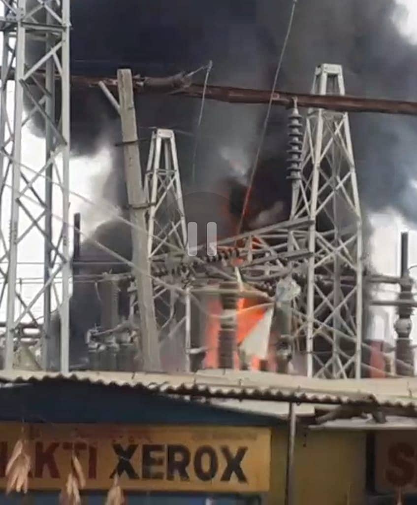 ಕಲಬುರ್ಗಿ ಜಿಲ್ಲೆಯ ಚಿಂಚೋಳಿ ಸಮೀಪದ ಚಂದಾಪುರದಲ್ಲಿ ಮಂಗಳವಾರ ಮಧ್ಯಾಹ್ನ ಆಕಸ್ಮಿಕವಾಗಿ ಹೊತ್ತಿ ಉರಿದ ವಿದ್ಯುತ್ ಪರಿವರ್ತಕ