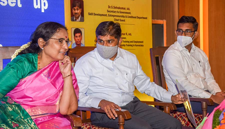 ವಿಚಾರ ಗೋಷ್ಠಿಯಲ್ಲಿ ಕೆ.ರತ್ನಪ್ರಭಾ, ಕೌಶಲ ಅಭಿವೃದ್ಧಿ ಉದ್ಯಮಶೀಲತೆ ಮತ್ತು ಜೀವನೋಪಾಯ ಇಲಾಖೆಯ ಕಾರ್ಯದರ್ಶಿ ಎಸ್. ಸೆಲ್ವಕುಮಾರ್ ಮತ್ತು ಐಆರ್ಎಸ್ ವ್ಯವಸ್ಥಾಪಕ ನಿರ್ದೇಶಕ ಅಶ್ವಿನ್ಗೌಡ ಇದ್ದಾರೆ –ಪ್ರಜಾವಾಣಿ ಚಿತ್ರ