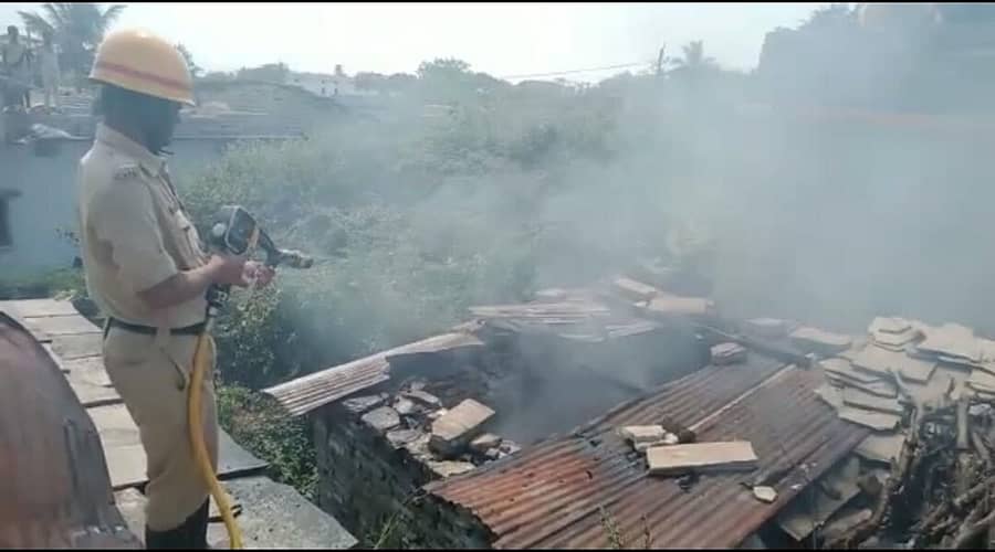 ಚಿತ್ತಾಪುರದ ಬಹಾರ್ ಪೇಠದಲ್ಲಿ ಸಿಲಿಂಡರ್ ಸ್ಫೋಟಗೊಂಡ ಮನೆಯ ಬೆಂಕಿ ನಂದಿಸಿದ ಅಗ್ನಿಶಾಮಕದ ದಳದ ಸಿಬ್ಬಂದಿ