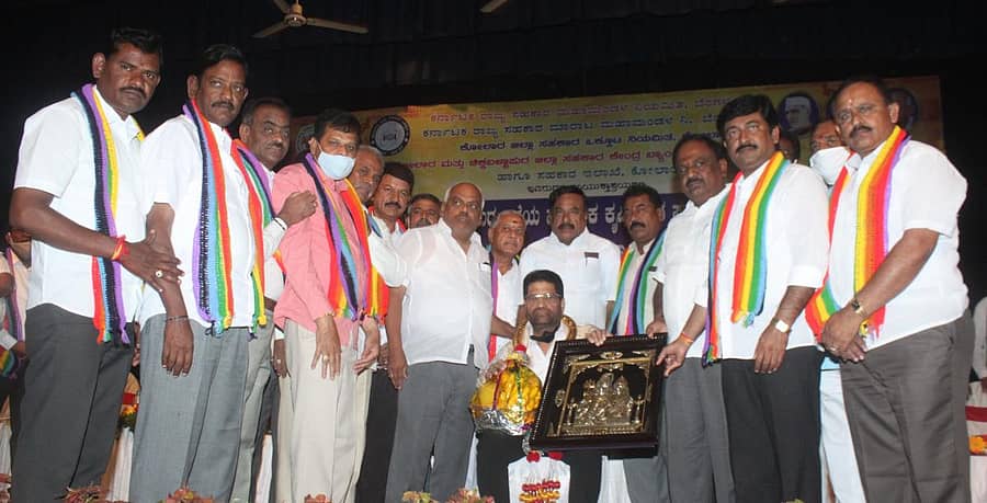 ಕೋಲಾರದಲ್ಲಿ ಬುಧವಾರ ನಡೆದ ಪ್ರಾಥಮಿಕ ಕೃಷಿ ಪತ್ತಿನ ಸಹಕಾರ ಸಂಘಗಳ ಸಿಇಒಗಳ ತರಬೇತಿ ಕಾರ್ಯಾಗಾರದಲ್ಲಿ ರಾಜ್ಯ ಸಹಕಾರ ಮಾರಾಟ ಮಹಾಮಂಡಳ ಅಧ್ಯಕ್ಷ ಎಂ.ಎನ್.ರಾಜೇಂದ್ರಕುಮಾರ್ ಅವರನ್ನು ಸನ್ಮಾನಿಸಲಾಯಿತು.