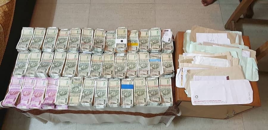 ಭ್ರಷ್ಟಾಚಾರ ನಿಗ್ರಹ ದಳದ ಅಧಿಕಾರಿಗಳು ವಶಪಡಿಸಿಕೊಂಡಿರುವ ಹಣ