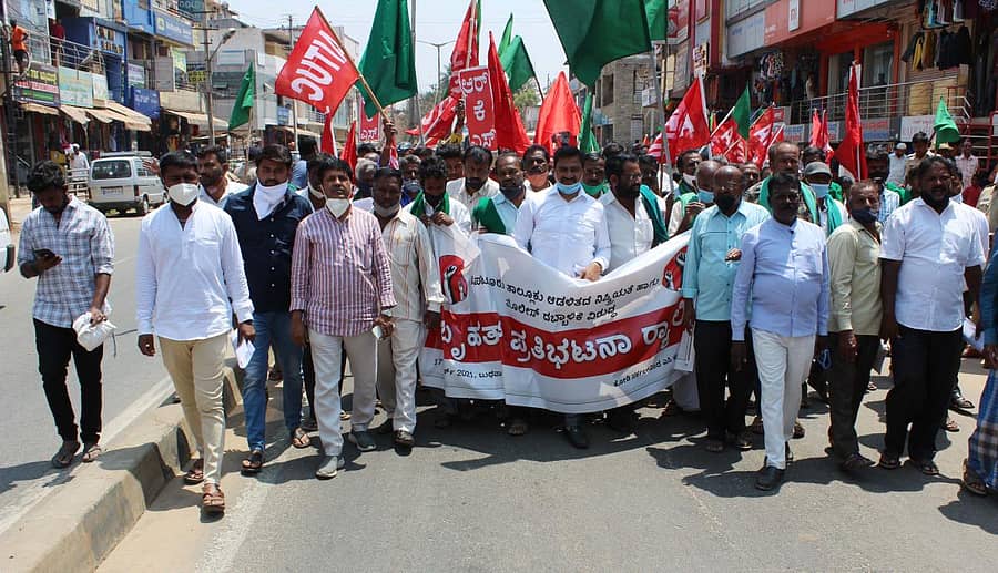 ತಿಪಟೂರಿನ ಕೋಡಿ ವೃತ್ತದಿಂದ ಉಪವಿಭಾಗಾಧಿಕಾರಿ ಕಚೇರಿವರೆಗೆ ನಡೆದ ಕಾಲ್ನಡಿಗೆ ಜಾಥಾ